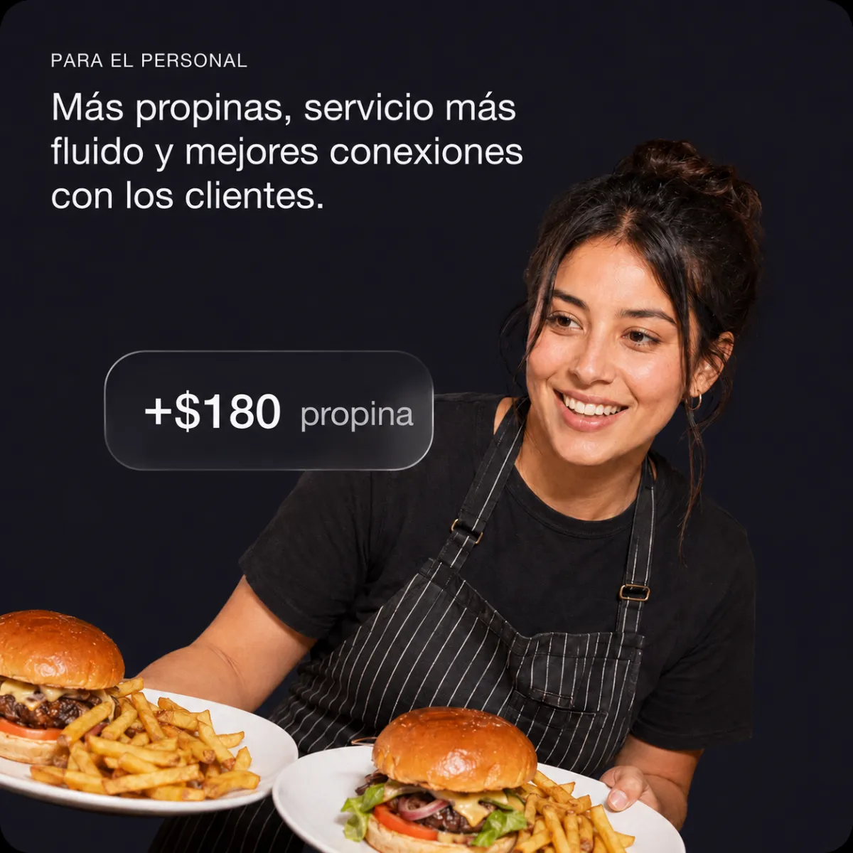 Mozo sonriendo mientras atiende una mesa, con menos carga operativa gracias a Fono